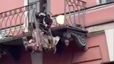 В Санкт-Петербурге пара выпала с балкона в ходе ссоры