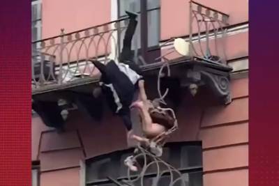 В Петербурге пара в ходе ссоры выпала с балкона