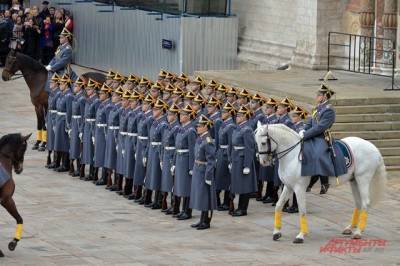 В Кремле возобновились церемонии развода пеших и конных караулов