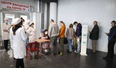 В Киеве открылся центр вакцинации в МВЦ: в очереди сотни людей