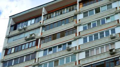 Пьяная пара продавила перила и упала с балкона жилого дома в Петербурге