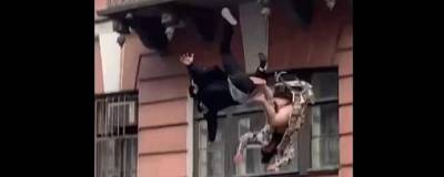 В Петербурге пара в ходе ссоры упала с балкона на третьем этаже