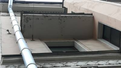 Жительница Петербурга в трусах упала с балкона вместе с приятелем