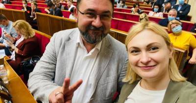 "Слуги народа" хотят отсрочить озвучку фильмов на украинском