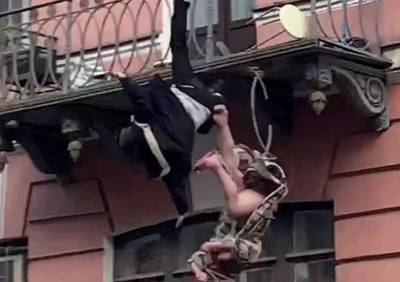 В Санкт-Петербурге супруги упали с балкона третьего этажа во время ссоры