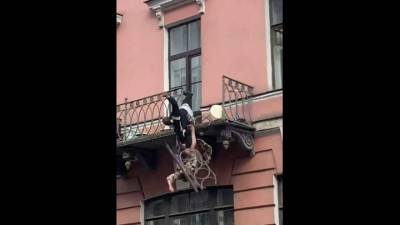 Подравшиеся петербуржцы выпали с балкона, проломив ограждение. Видео