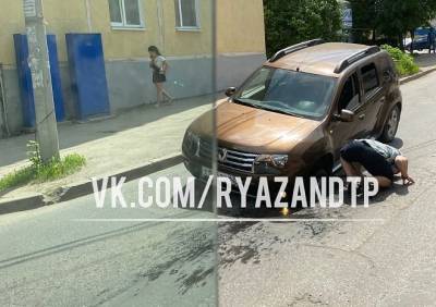 На Касимовском шоссе Renault Duster застрял в яме