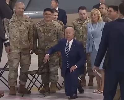 Президент США встал на одно колено перед военными