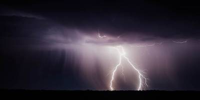 Непогода и грозы в Черниговской области - молнии повредили два здания, 24 села остались без света - ТЕЛЕГРАФ