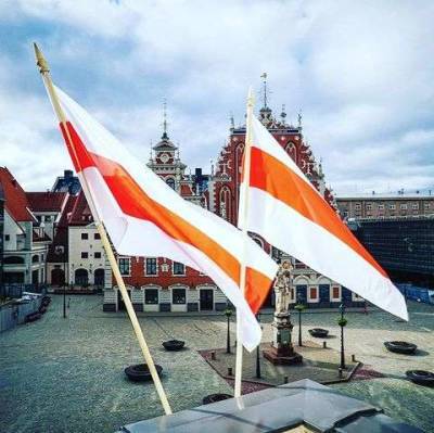 Мэр Риги вывесил БЧБ-флаг уже у Рижской думы. В Стокгольме также поменяли белорусский флаг