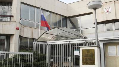 Первая группа высланных из Чехии российских дипломатов покинула посольство