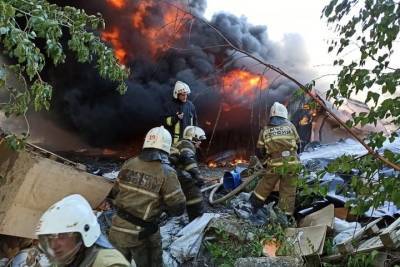 В Екатеринбурге из-за крупного пожара обрушился ангар