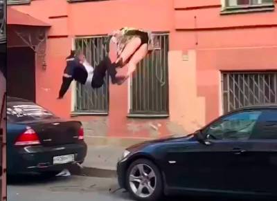 Женщина в трусах и мужчина в костюме упали с балкона во время ссоры в Санкт-Петербурге