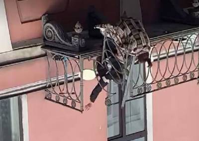 Полураздетая пара в Петербурге во время страстных разборок выпала с балкона