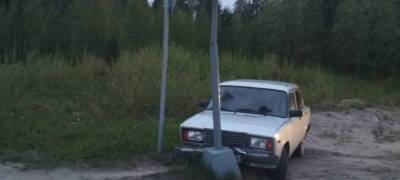 Пьяный водитель врезался в светофор в городе горняков Карелии