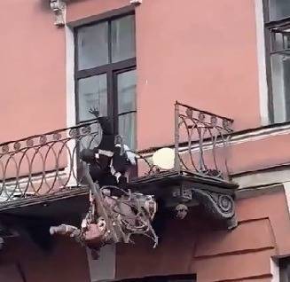 В Санкт-Петербурге пара упала с балкона во время драки