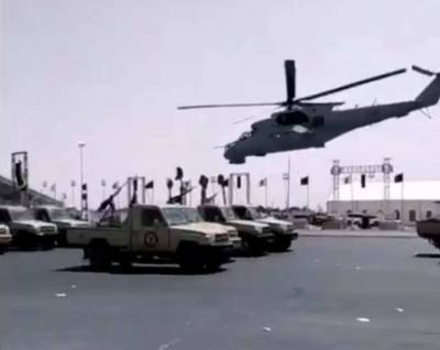 В Ливии военный вертолет Ми-24 эффектно пролетел над колонной бронетехники
