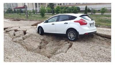 В Симферополе дорога провалилась вместе с автомобилем после ливня