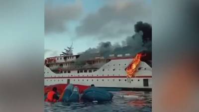 Прыгали за борт: огонь охватил пассажирское судно. Видео