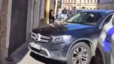 Петербуржцы пожаловались на хамскую парковку водителя Mercedes