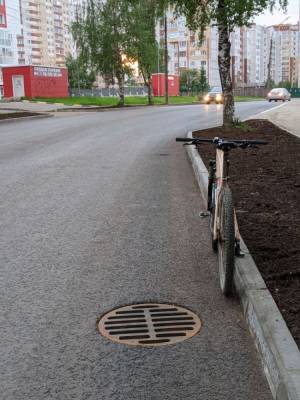 Сыктывкарские активисты просят коммунальщиков укладывать люки на дорогах по-особенному