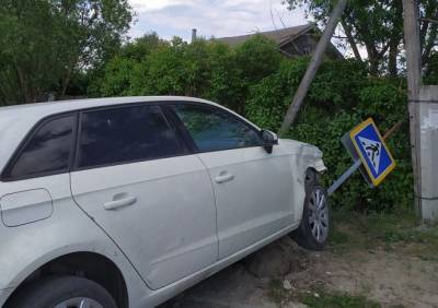 В Спасске Audi после столкновения с «Нивой» врезалась в дорожный знак