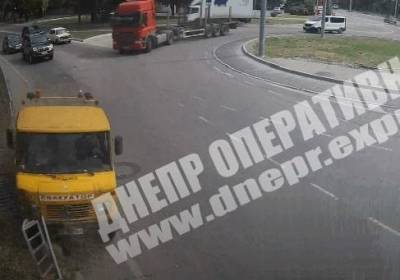В Днепре эвакуатор снес ограждение на Запорожском шоссе