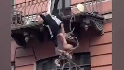 Появились подробности падения с балкона подравшихся жителей Петербурга
