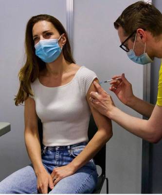 Белый цвет вселяет надежду: Кейт Миддлтон сделала первую вакцинацию