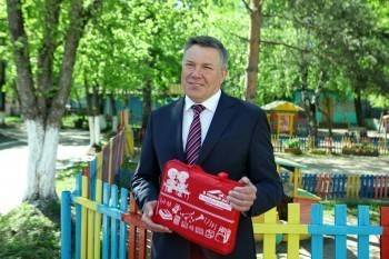 Сергей Воропанов отправляет младшего сына в 1 класс с подарком от губернатора