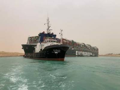 Египет: дело о судне застрявшем в Суэцкому каналу отложено для переговоров о компенсации и мира