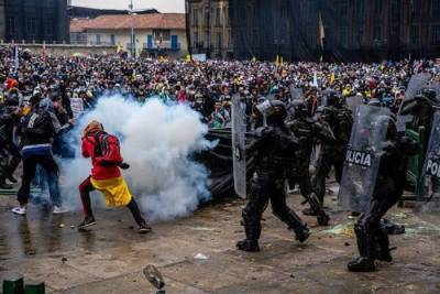 За месяц манифестаций в Колумбии пострадали больше 2,2 тыс. человек