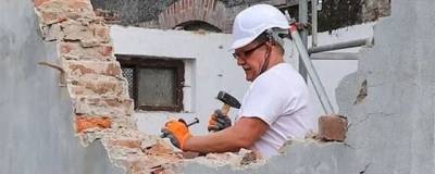 Мэр польского города Люблинец лично демонтировал старое здание для экономии бюджета
