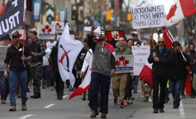 Сотни человек протестуют против коронавирусных ограничений в Оттаве