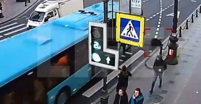 В центре Петербурга автобус влетел в перебегающую дорогу на красный девушку