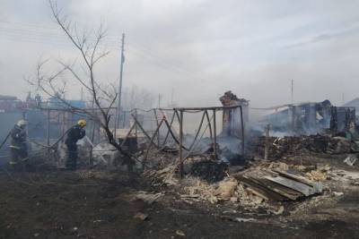 Пожары уничтожили пять домов в омском селе