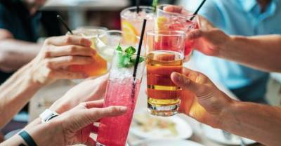 Как не отравиться алкоголем на праздниках: нарколог дал несколько советов