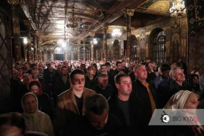 Без масок, дистанции и с целованием икон: как украинцы отпраздновали Пасху