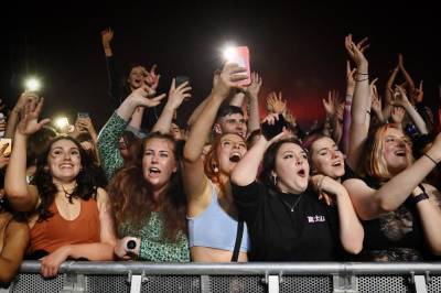 Без масок и дистанции: в Британии провели концерт для 5 тысяч человек – видео
