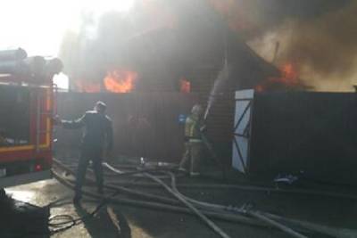 Мощный пожар охватил семь жилых домов в российском городе