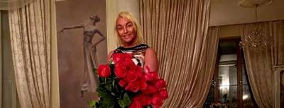Анастасия Волочкова поздравила фанатов с Пасхой снимком в бикини