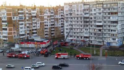 Несколько пожарных машин приехали к жилому дому на ФПК в Кемерове