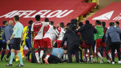 Тренер «Лиона» обвинил футболистов «Монако» в провокациях, приведших к потасовке