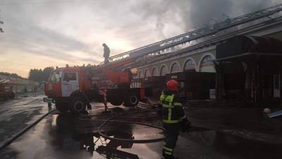 В Свердловской области на площади 600 квадратных метров загорелся ТЦ