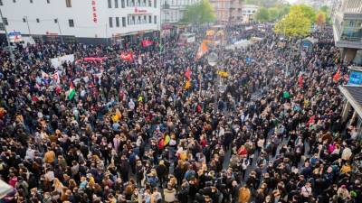 Германия разрешает многотысячные демонстрации, но не открывает кафе и рестораны