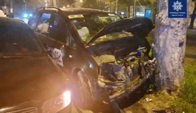 Жесткое ДТП в Одессе: Ford протаранил Audi и «поцеловал» дерево – есть пострадавшие