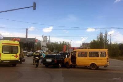 Шесть человек попали в больницу после ДТП с маршруткой в Волгограде