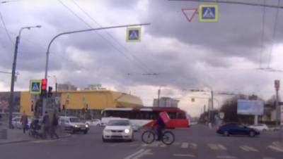 Курьер в Петербурге не слез с велосипеда на "зебре" и оказался под авто