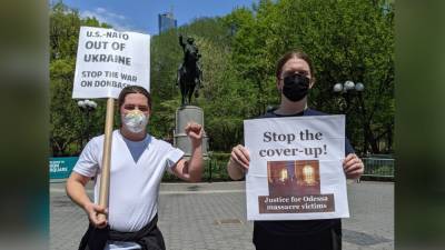 Американские активисты потребовали от Байдена и НАТО "убраться" из Украины