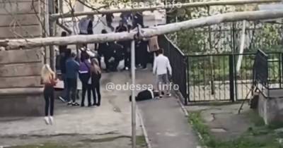 Массовая драка подростков в Одессе: очевидцы сообщают о пострадавших в критическом состоянии (видео)